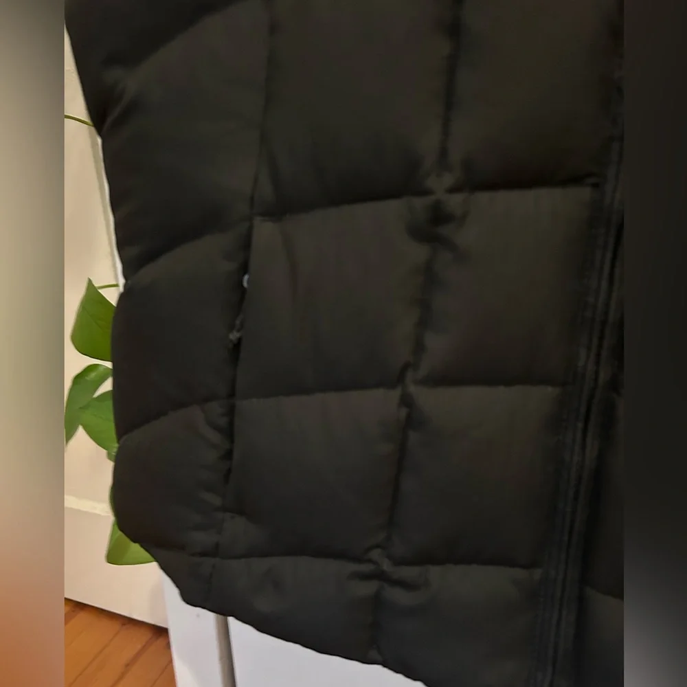 NWT Eddie Bauer women’s medium black classic down puffer vest w/adjustable snaps - Picture 3 of 9